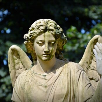 5 enchanting bronze statues for the garden and where to place them