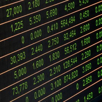 the difference between passive and active investing