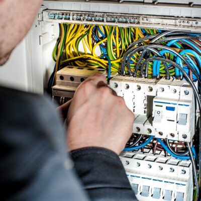 how to hire the best electrician service