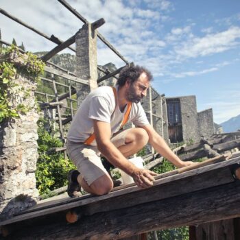 5 signs you need to hire roof repair services