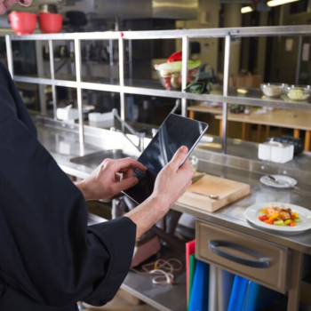 the benefits of a food ordering kiosk system in modern restaurants